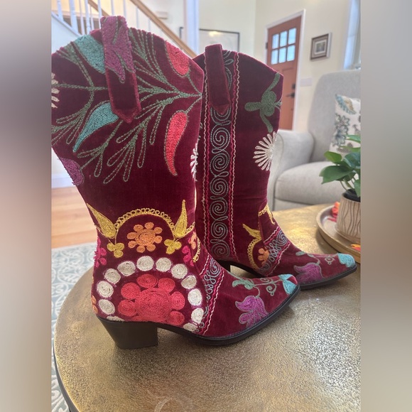 Gorgeous embroidered cowboy boots. - Picture 2 of 9